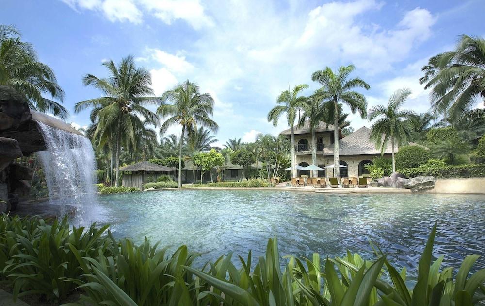 Cyberview Resort & Spa Cyberjaya Exterior foto The swimming pool at the resort