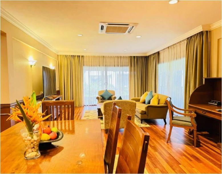 Cyberview Resort & Spa Cyberjaya Exterior foto Living room of a suite at the hotel